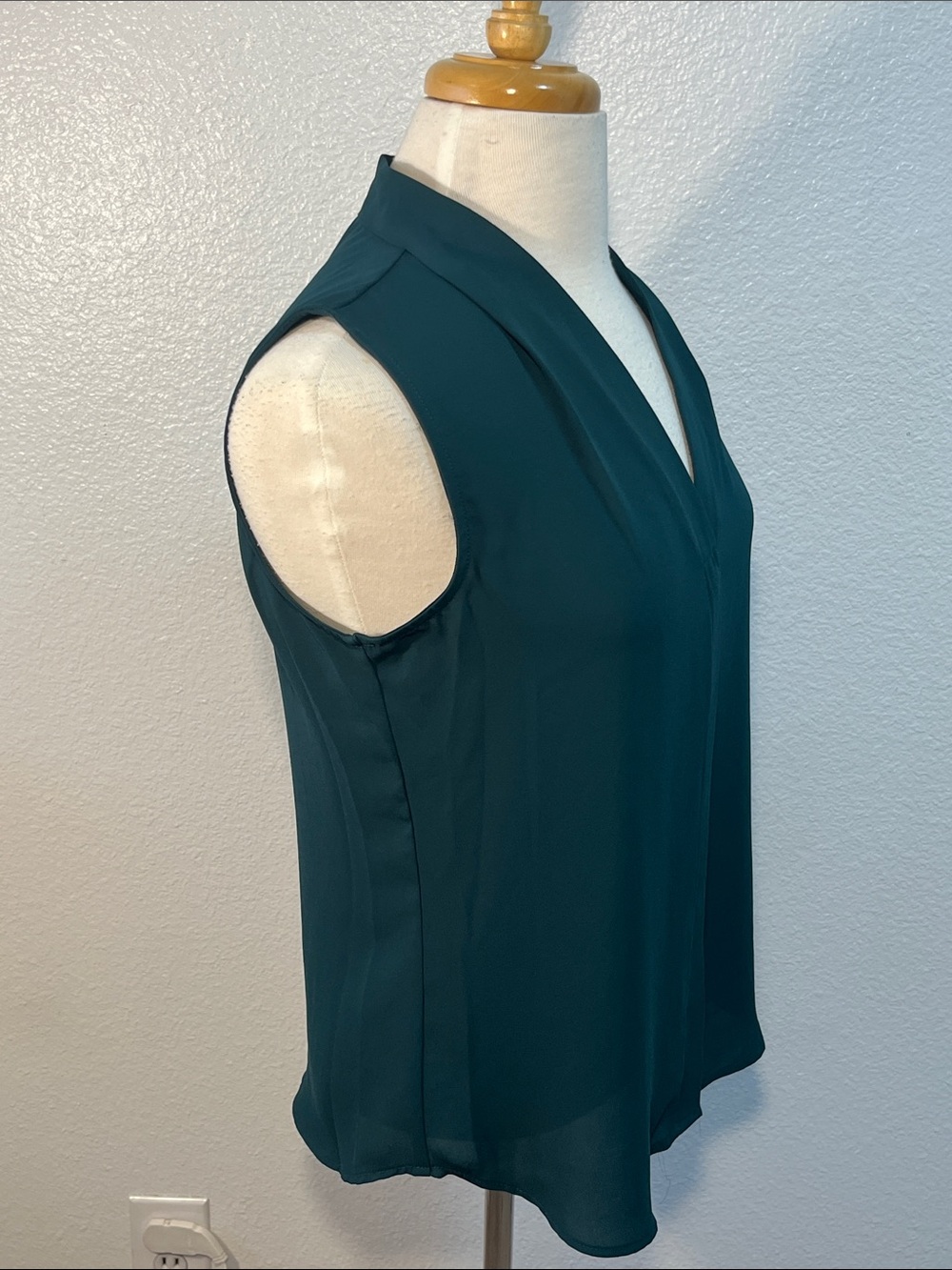 Nordstrom Rack Sleeveless Emerald Green Split Neck Blouse Size Small NWOT - Picture 3 of 6